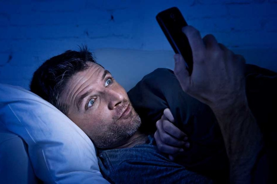 Verlockend aber gefährlich: Pornos auf dem Smartphone schauen.