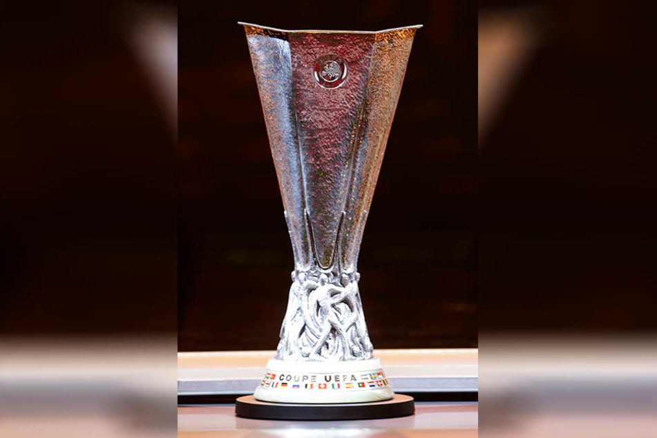 Das Objekt der Begierde: Der Europa-League-Pokal. Besitzer ist derzeit Manchester United, der im Achtelfinale der Champions League steht.