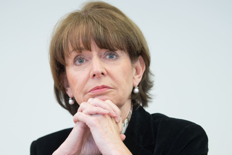 Die Kölner Oberbürgermeisterin Henriette Reker (65) hat sich für ein Tempolimit des Schiffsverkehrs auf dem Rhein ausgesprochen.