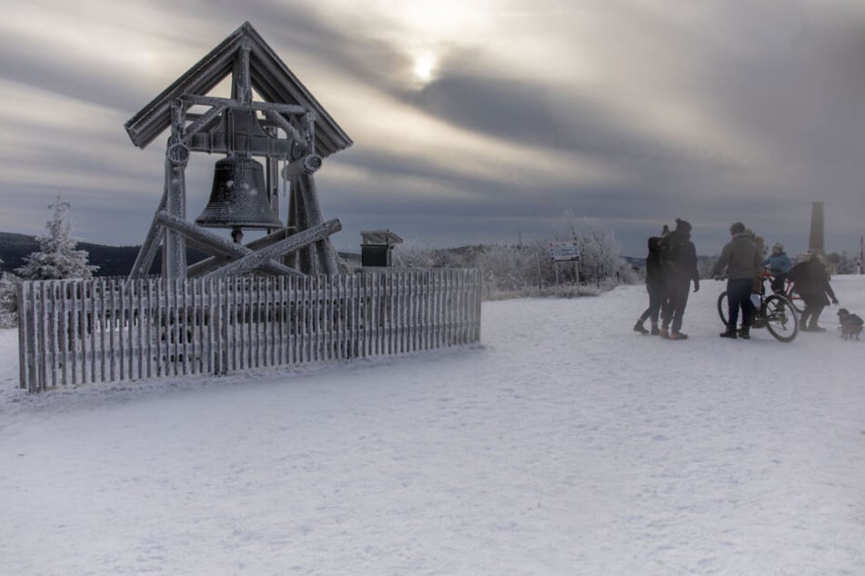 Auf dem Fichtelberg liegen an Weihnachten ein paar Zentimeter Schnee.