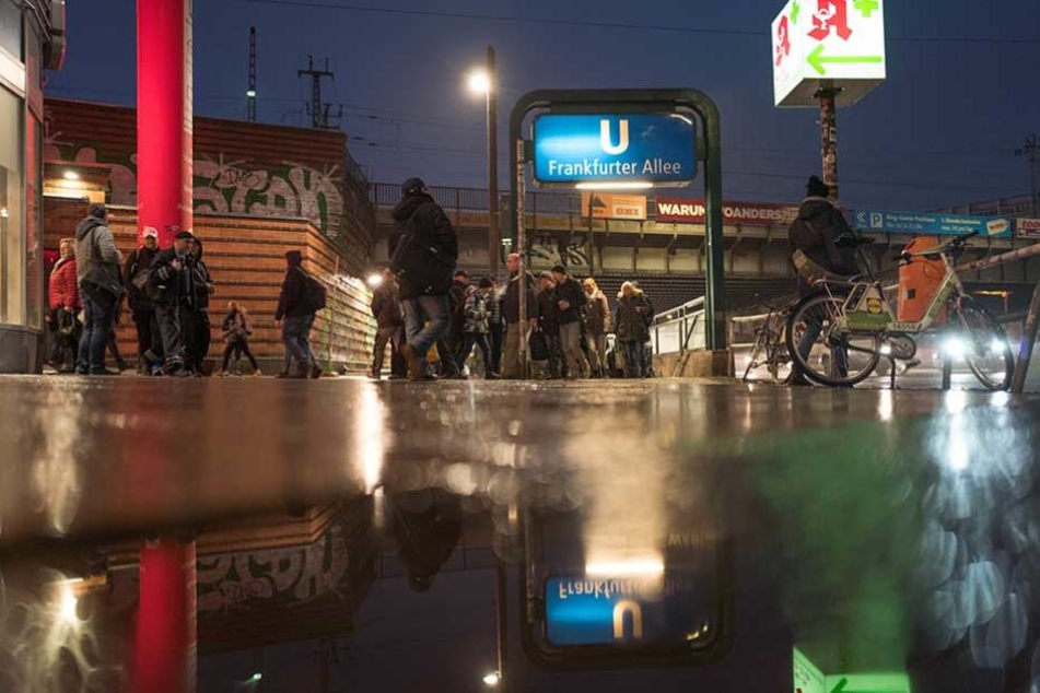 Am U-Bahnhof Frankfurter Allee wurde die Leiche eines Mannes gefunden.