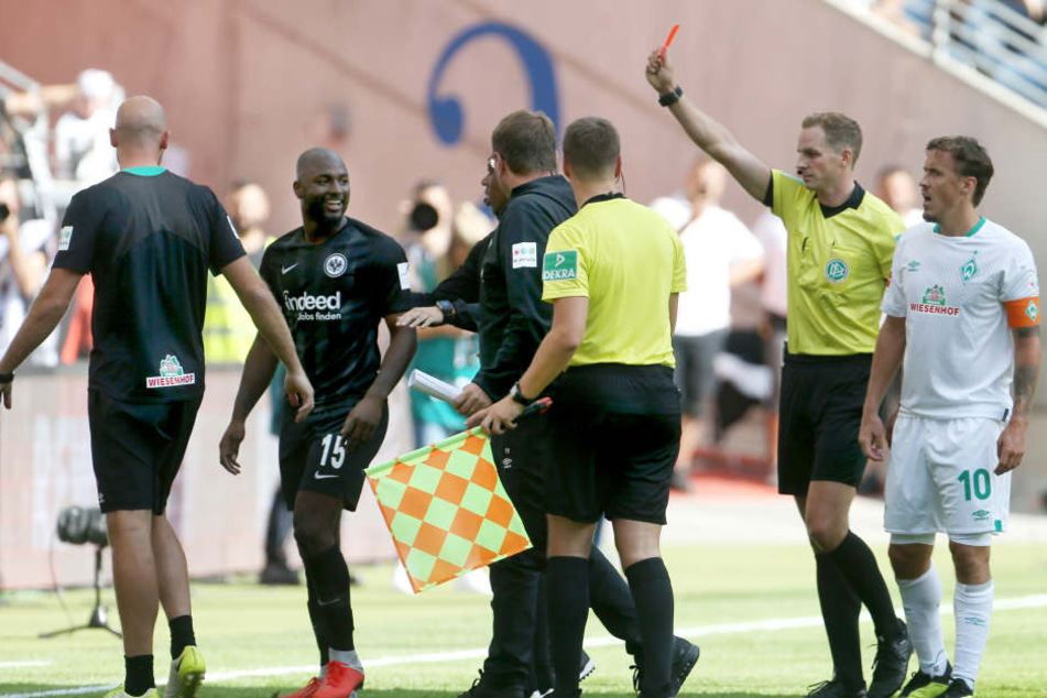 Willems (2. v. Li.) sah beim Heimspiel gegen Werder Bremen nach einem Schlag in das Gesicht von Theodor Gebre Selassie den roten Karton.
