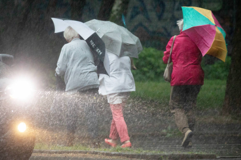 Bis zum späten Abend werden die Regenschauer über Berlin anhalten. (Symbolbild)