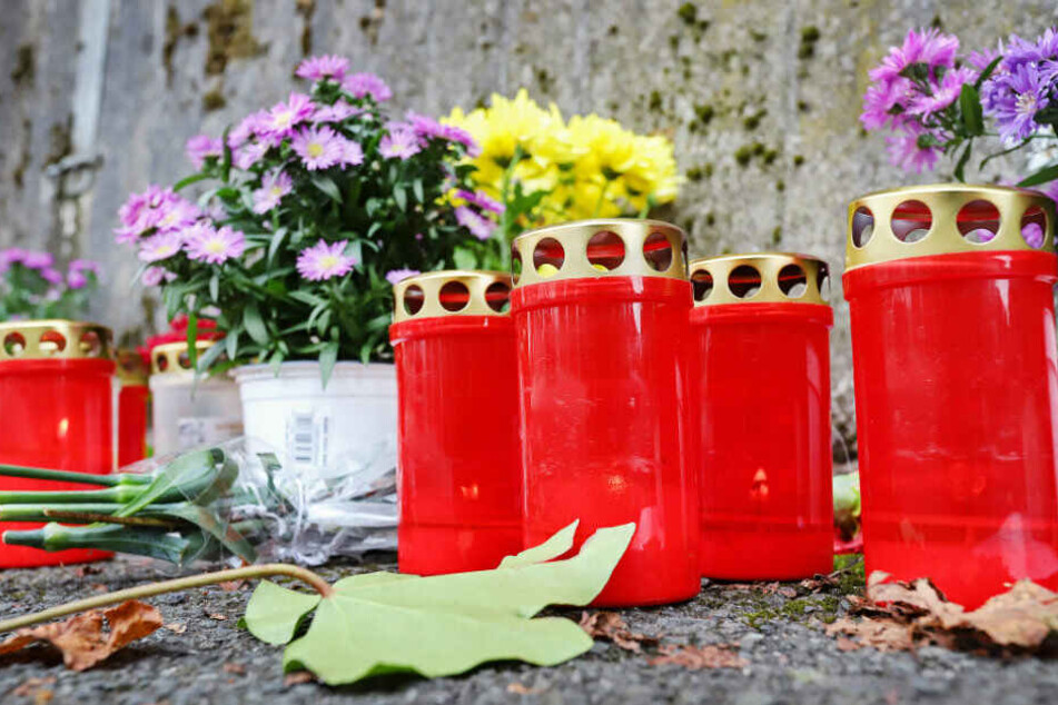 Kerzen und Blumen am Unglücksort in Freudenberg.