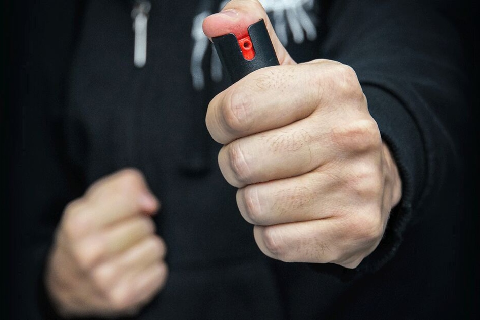 Der junge Libyer stahl das Handy des älteren Mannes und bedrohte ihn mit Pfefferspray. (Symbolbild)