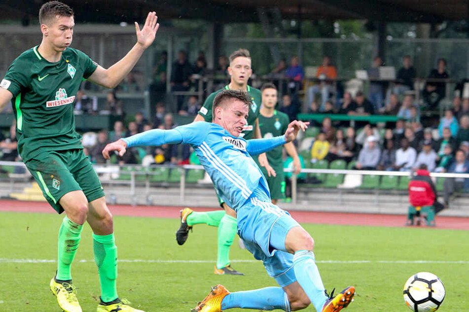 Elf Spiele, ein Tor - Florian Hansch (r.) hätte gern öfter getroffen. Auch diesen Ball zuletzt beim 1:1 in Bremen brachte er nicht im Kasten unter. Vielleicht klappt’s im 50. Drittligaspiel gegen Lotte mit dem zweiten Saisontor.
