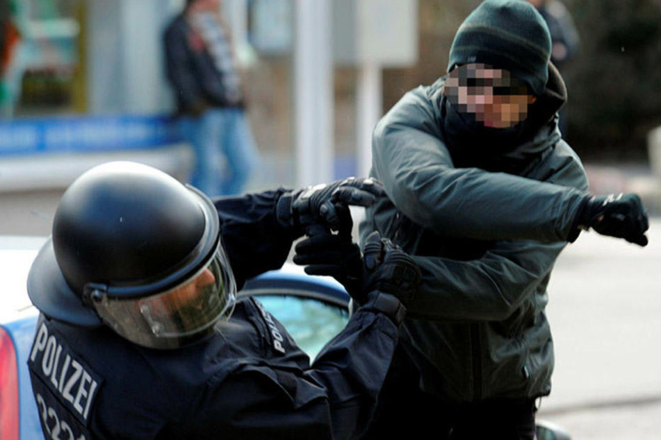Enthemmte Gewalt: Ein gewalttätiger Chaot schlägt am Rande einer Demonstration einen Polizeibeamten nieder.