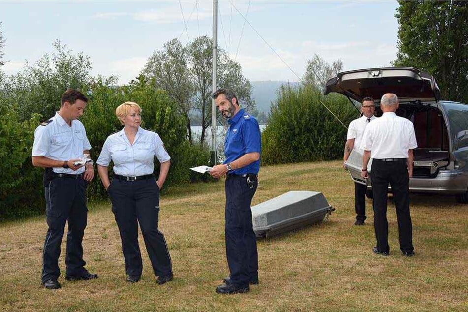 In blauer Uniform: Schauspieler Martin Rapold bei den Dreharbeiten von "WaPo Bodensee". Links neben ihm seine Kollegin Floriane Daniel.