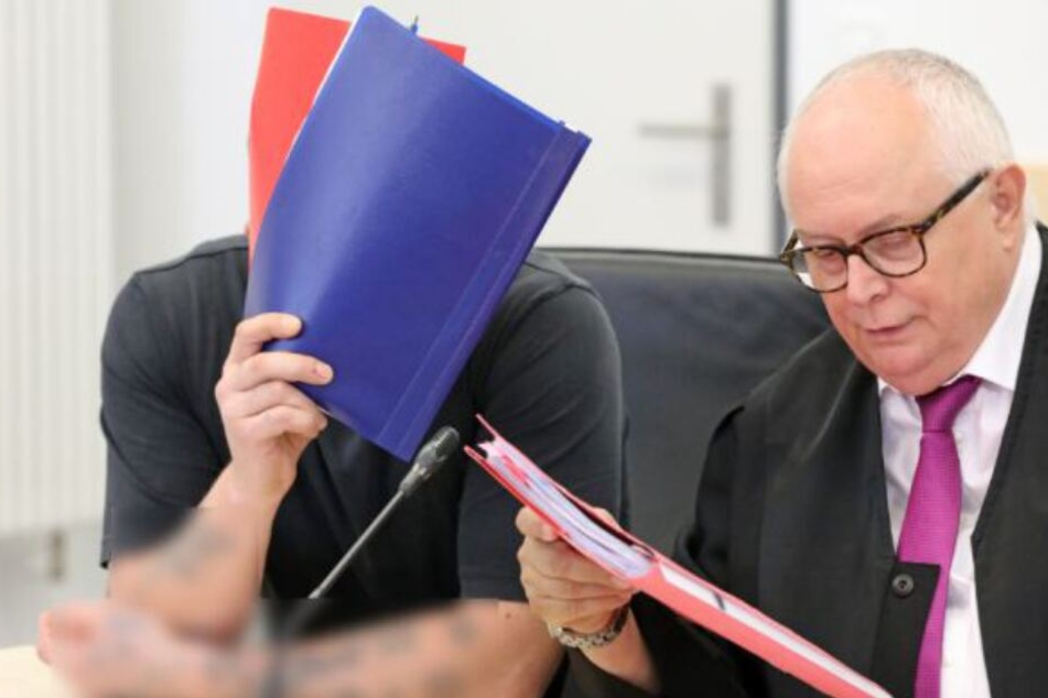 Einer der beiden Angeklagten mit seinem Verteidiger im Saal des Landgerichts.