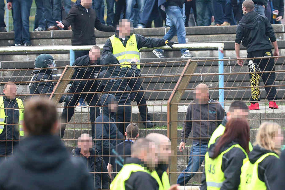 Bei der 2:3-Niederlage am 4. November des vergangenen Jahres waren Anhänger der Himmelblauen in den Nachbarblock gestürmt.