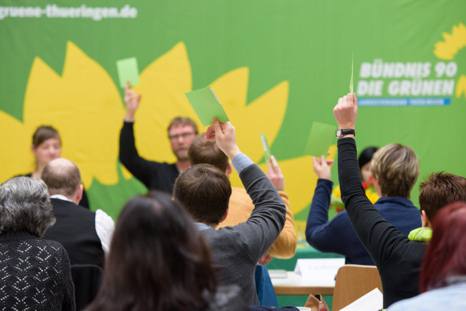 Die Teilnehmer beim Landesparteitag in Weimar stimmen über die Tagesordnungspunkte ab.