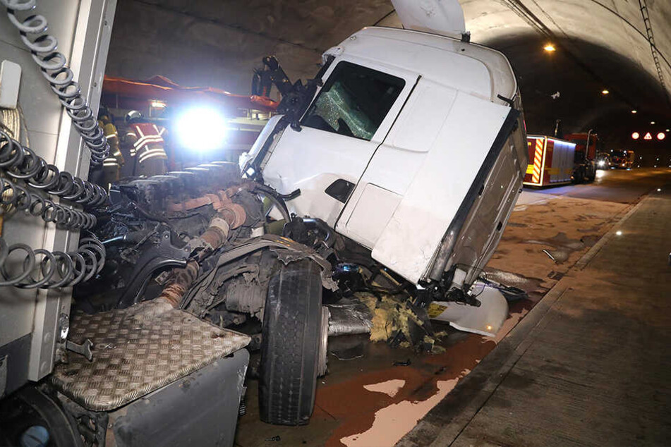Am Wochenende knallte ein Laster im Tunnel Dölzschen in die Betonwand.