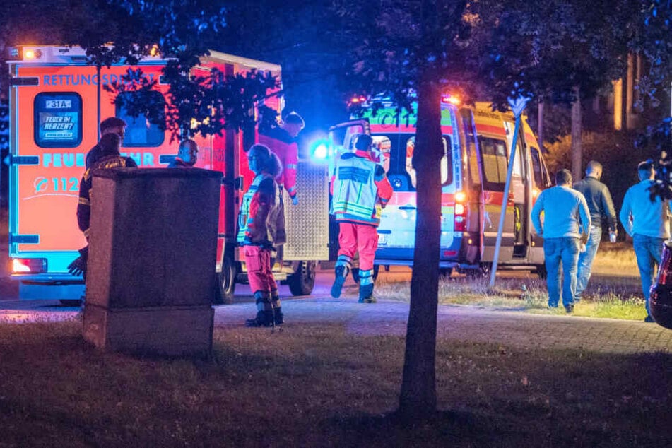 Der Rettungsdienst kümmert sich um mehrere Verletzte.