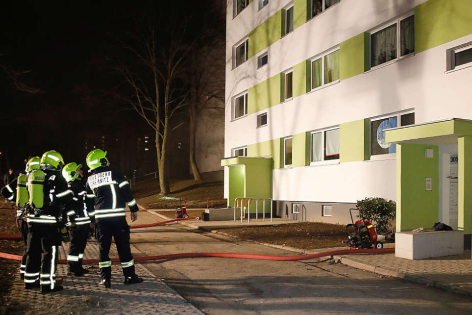 Die Rauchentwicklung war so stark, dass auch andere Eingänge des Wohnblocks von dem Feuer betroffen waren.
