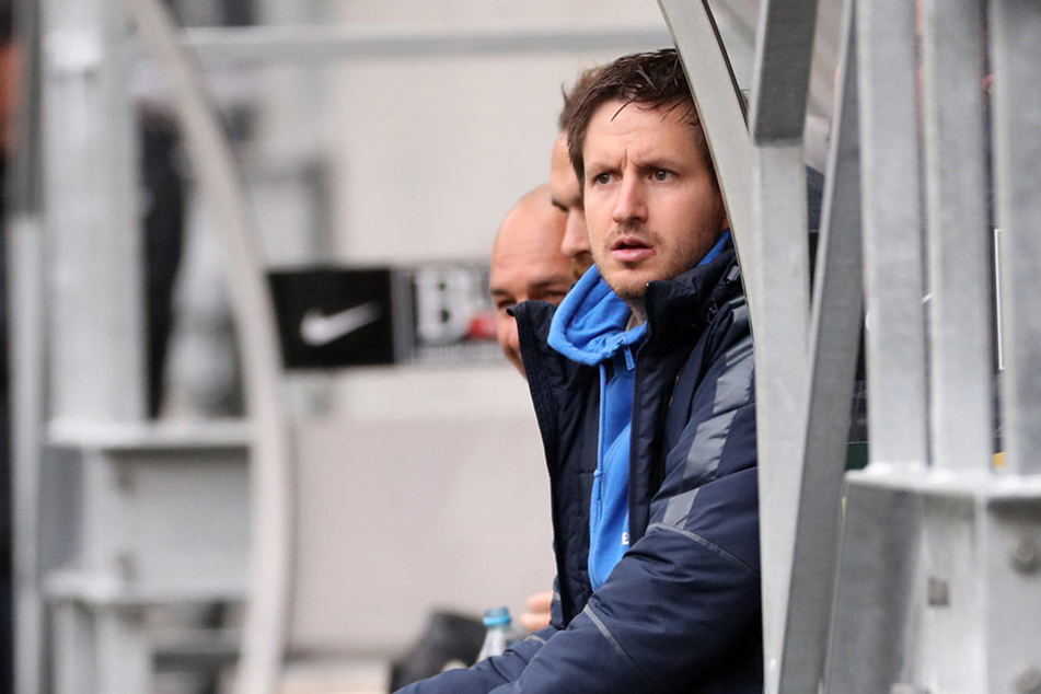 FCE-Coach Hannes Drews, hier beim Testspiel gegen Dukla Prag auf der Bank, hat die Länderspielpause auch zur Erholung genutzt