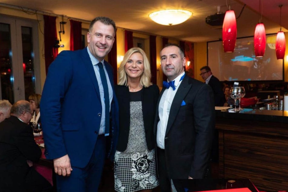 Rene Kindermann (44) und Uta Bresan (54) bekamen von Arturo Gevorgyan (49, r.) und seinen Gala-Gästen jeweils über 5000 Euro für ihre Vereine.