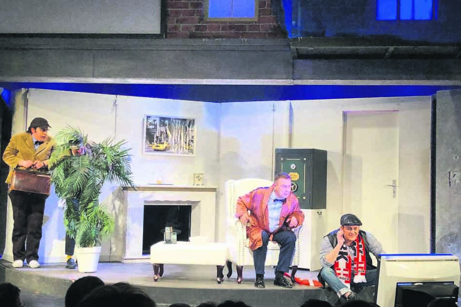 Im Boulevardtheater: In edler Hausjacke sitzt Bang-Johansen im Sessel vor seinem gefüllten Tresor.