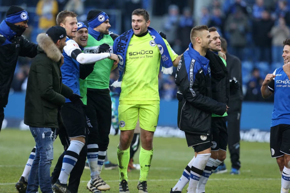 Nach dem Heimsieg gegen den VfL Bochum feierte Hesl mit seinen Team-Kollegen.
