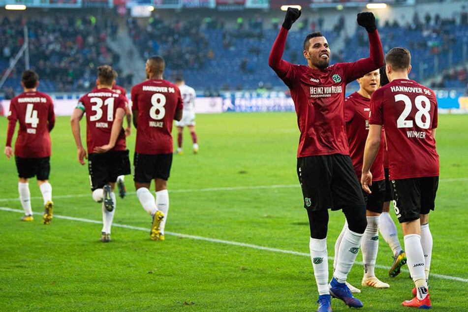 Pure Erleichterung: Hannover 96 gewann das Abstiegsduell gegen den 1. FC Nürnberg und schöpft Hoffnung, den Klassenerhalt doch noch packen zu können.