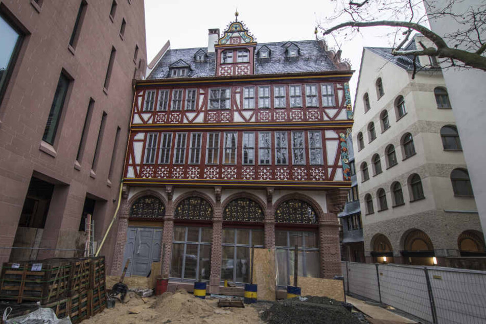 Frankfurts Oberbürgermeister Peter Feldmann präsentierte am Mittwoch das Renaissance-Haus.