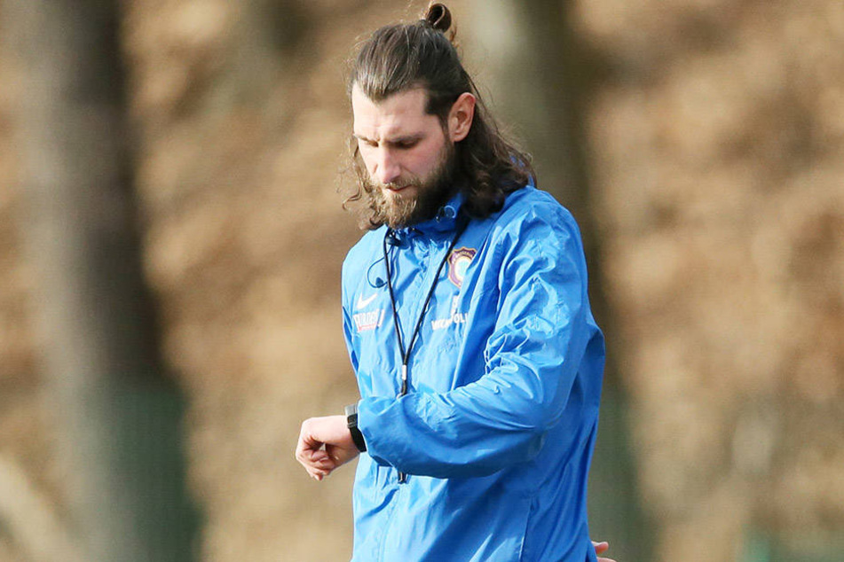 Dem FCE läuft die
Zeit davon: Co-Trainer
Robin Lenk muss heute
was Zählbares aus Bielefeld
mitbringen.