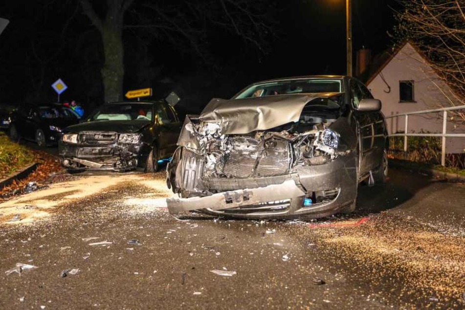 Die beiden Autos sind beim Abbiegen frontal kollidiert.
