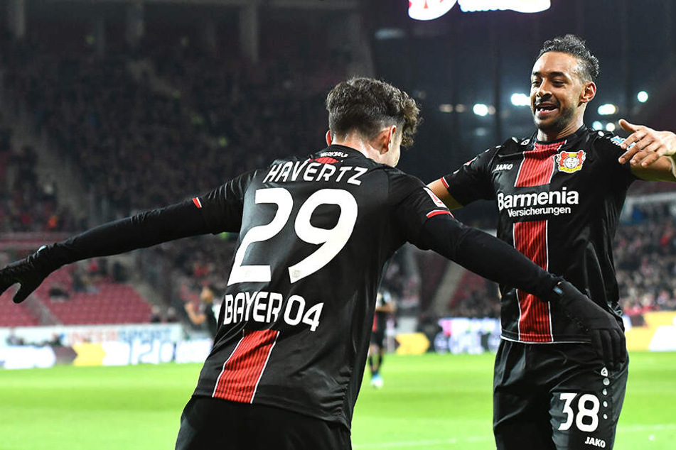 Kai Havertz und Karim Bellarabi bejubeln das 2:1 für Leverkusen.