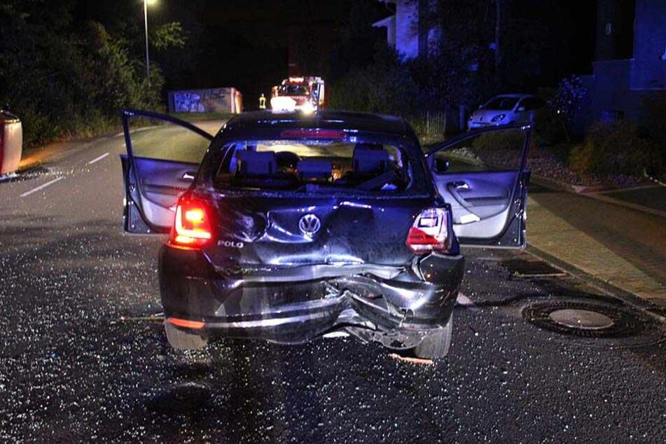 Der Unfallverursacher fuhr auf einen schwarzen VW auf.