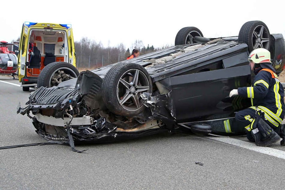 Der Mercedes blieb nach dem Unfall auf dem Dach liegen.