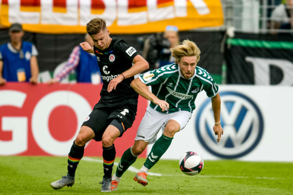 Jakub Bednarczyk kann sich nicht gegen Lübecks Marcel Schelle durchsetzen.