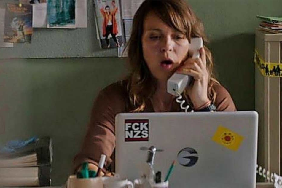 LKA-Ermittlerin Katrin König mit einem "Fuck Nazis" und Anti-Atomkraft-Aufkleber auf dem Laptop - der kommt nun weg.