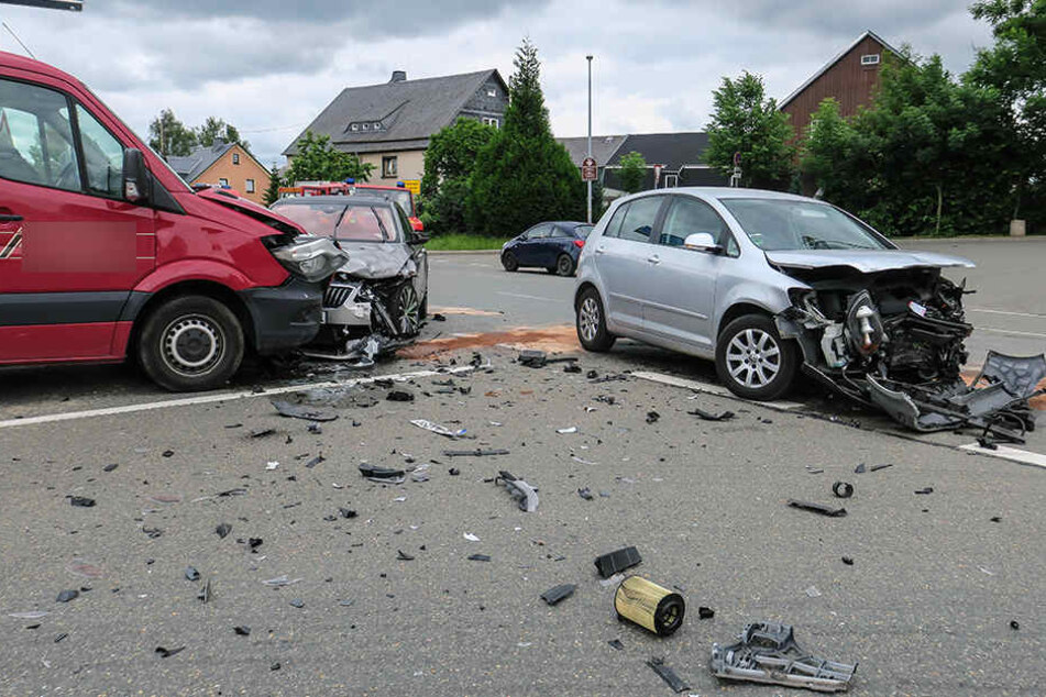 Bei dem Unfall wurden zwei Personen schwer verletzt.