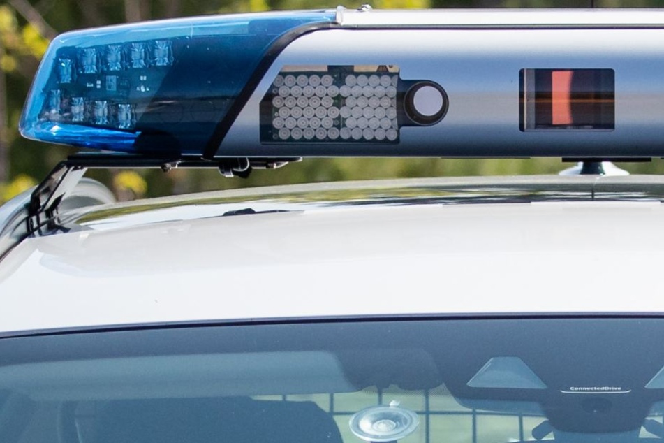 Die Feuerwehr musste den Mann aus seinem völlig zerstörten Auto bergen. (Symbolbild)