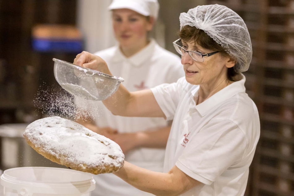 Start der Stollensaison in der Annaberger Backwaren GmbH. Produktionsleiterin Wibke Augustin zuckert eines der süßen Weihnachtsgebäcke.