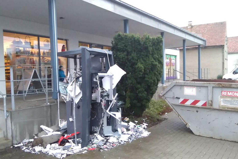 Die Diebe erbeuteten mehrere tausend Euro Bargeld.