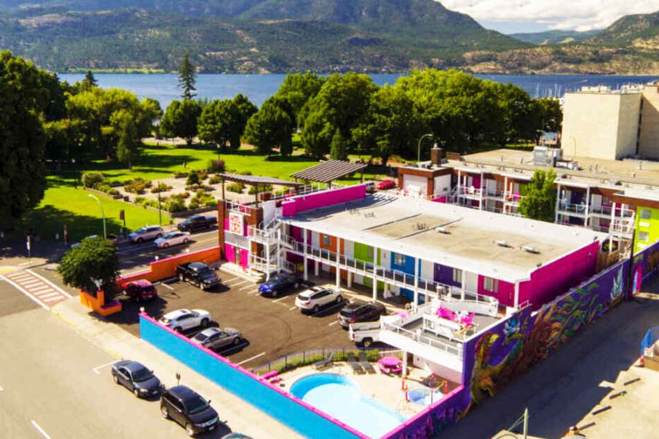 Das ZED Hotel in Kelowna liegt malerisch an einem See und verfügt über einen Open-Air-Pool.