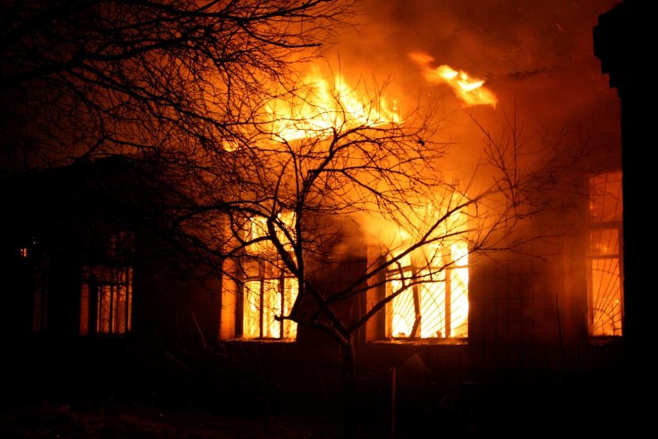 In einem Mehrfamilienhaus in Sangerhausen hatte es am Samstagnachmittag gebrannt.. (Symbolbild)
