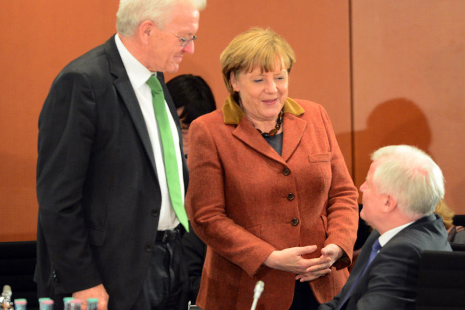 Winfried Kretschmann (l.) steht hinter der Linie von Angela Merkel (M.).