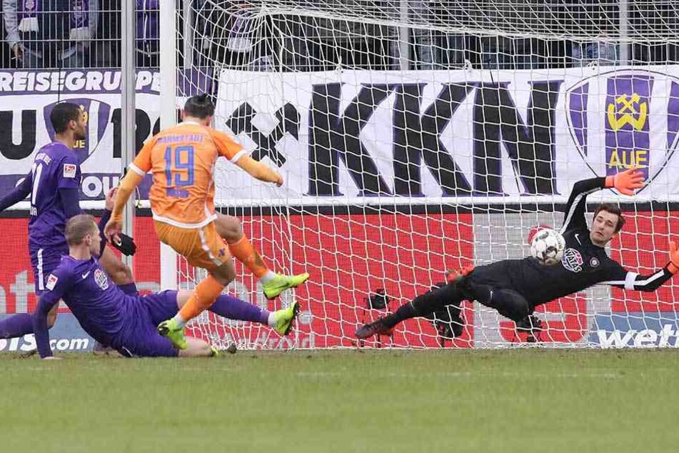 Klasse Tat des Kapitäns! Martin Männel lenkte den Schuss von Serdan Dursun (M.) mit den Fingerspitzen an den Pfosten, 15 Sekunden später ging Aue 1:0 in Führung.