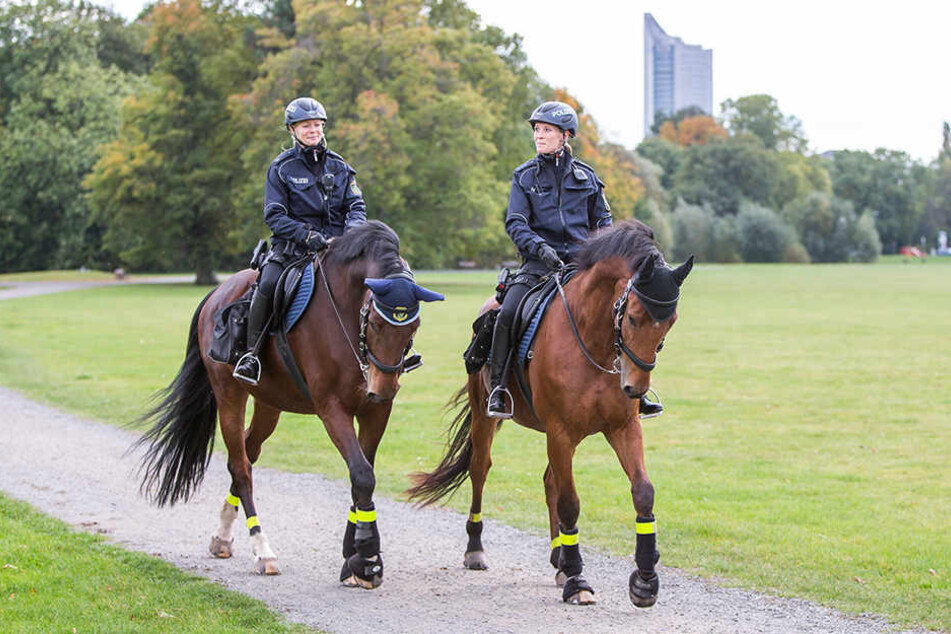 Zwei Polizei-Reiterinnen patrouillieren im Rosental. Fortan soll die Reiterstaffel öfter an Leipzigs Brennpunkten eingesetzt werden.