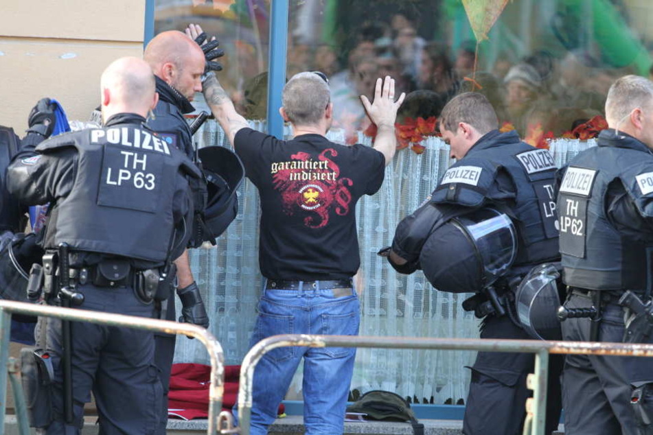 Nach Polizeiangaben warfen Rechte Steine und Flaschen auf Beamte, nachdem das Konzert von Magdala nach Apolda verlegt worden war.
