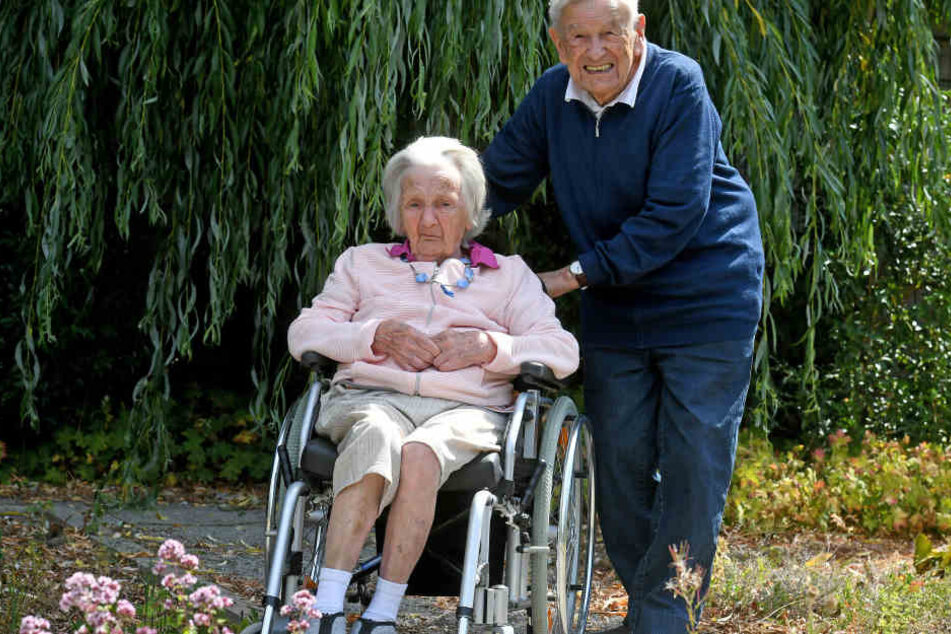 Edith und Martin Beisheim in der Grünanlage ihres Seniorenheims.