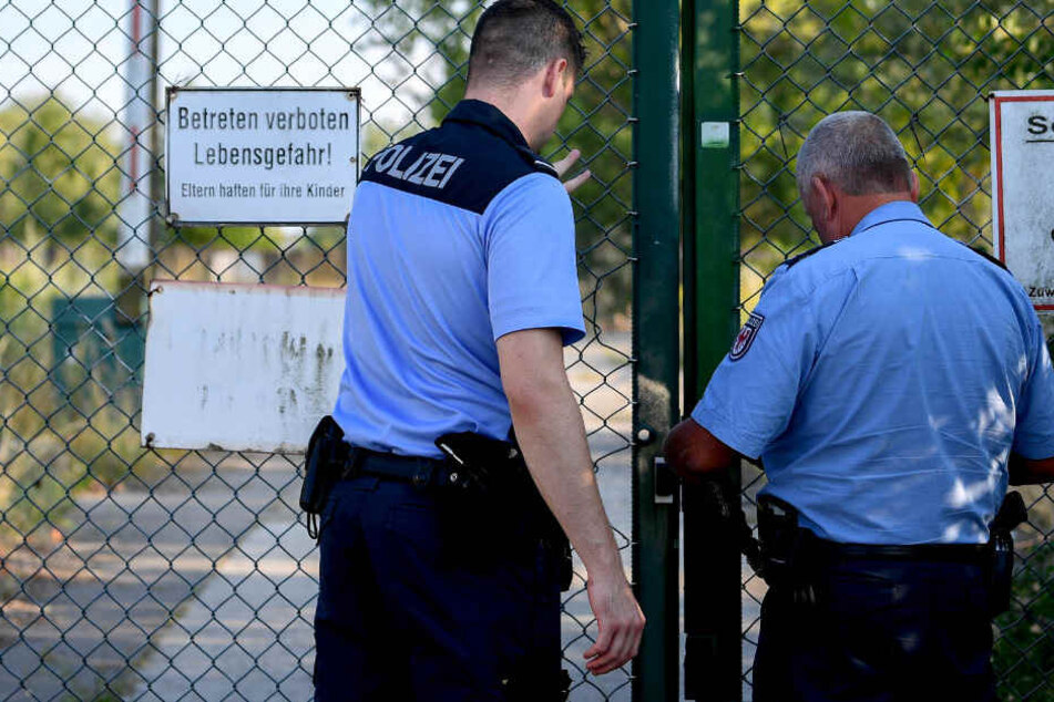 Polizisten am Fundort der Leiche.