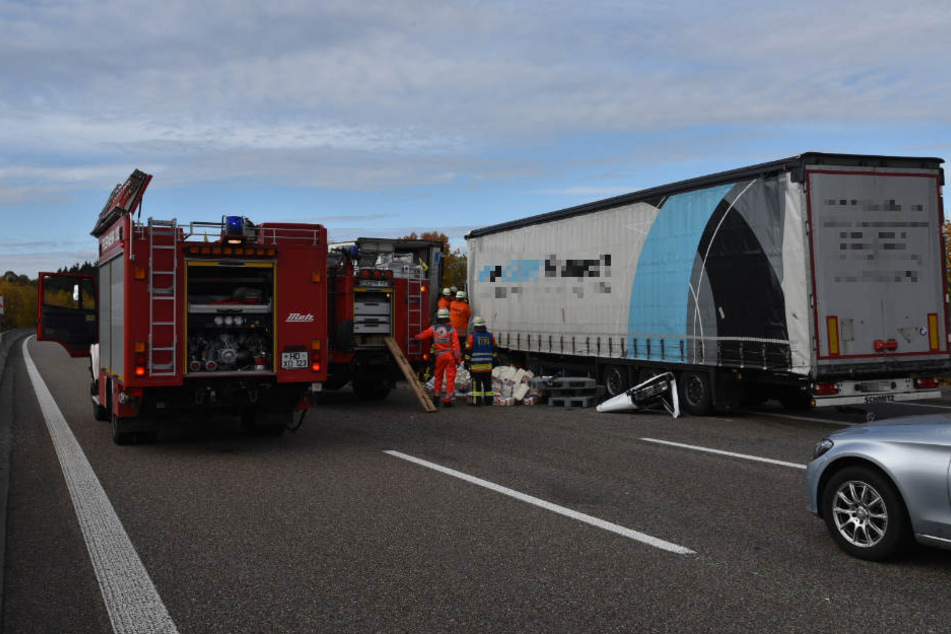 Der Fahrer dieses Lastwagens hatte den Unfall ausgelöst, starb noch vor Ort.
