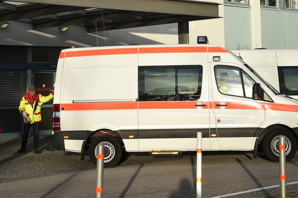 Der junge Mann musste ins Krankenhaus gebracht werden (Symbolfoto).