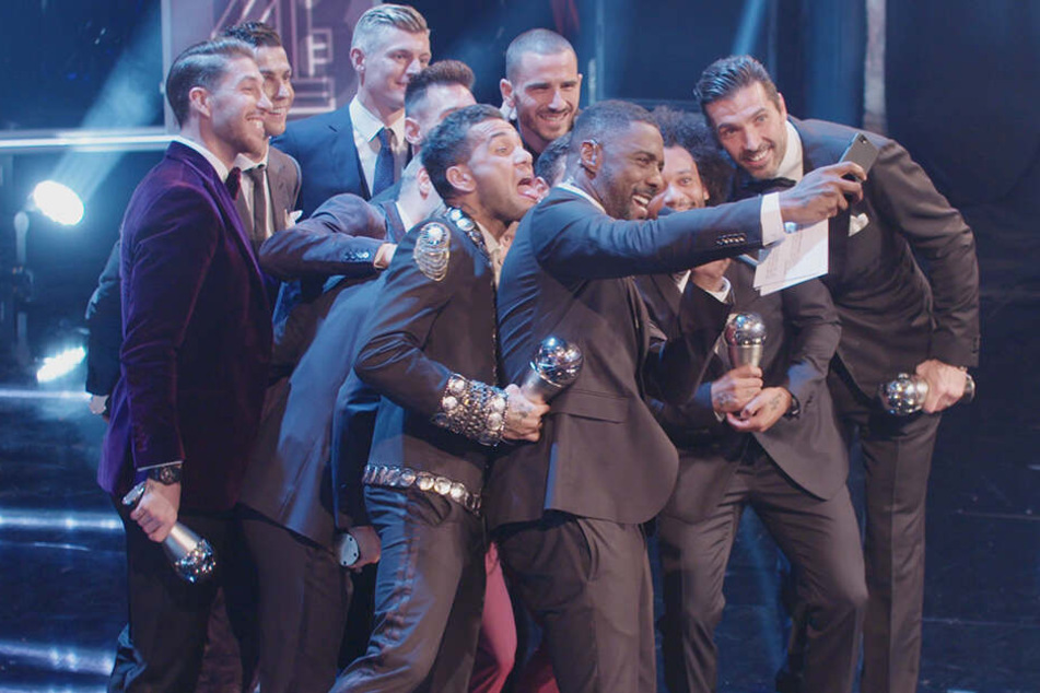 Toni Kroos ganz hinten auf dem Foto mit den anderen Stars, die in die FIFA Elf des Jahres gewählt wurden und Moderator und Schauspielstar Idris Elba (vorne).