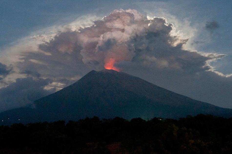 Seit Monaten hält der mehr als 3000 Meter hohe Agung mit seiner erhöhten Aktivität die Menschen auf Bali mit kleineren und mittleren Eruptionen in Atem, die befürchtete Katastrophe blieb bislang jedoch aus.