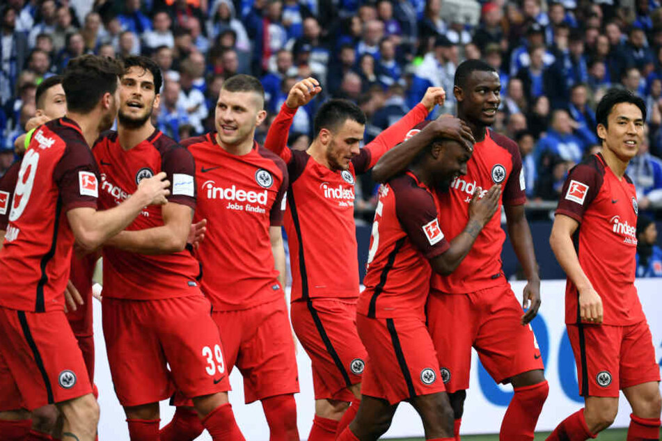 Die Frankfurter Mannschaft jubelt geschlossen nach dem Siegtreffer in Gelsenkirchen.