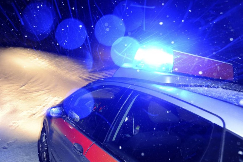 Als der 22-Jährige zum Vorfall befragt wurde, wollte er auf seinen Skiern flüchten. Ein Polizist verhinderte das aber.