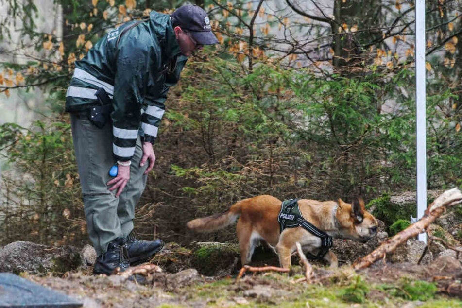 Die Polizei sucht nach einem Zeugenhinweis sehr gezielt nach der Leiche des Mädchens.